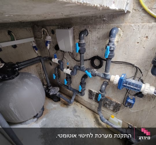 מערכת צינורות וציוד תחזוקת בריכה בחדר טכני
